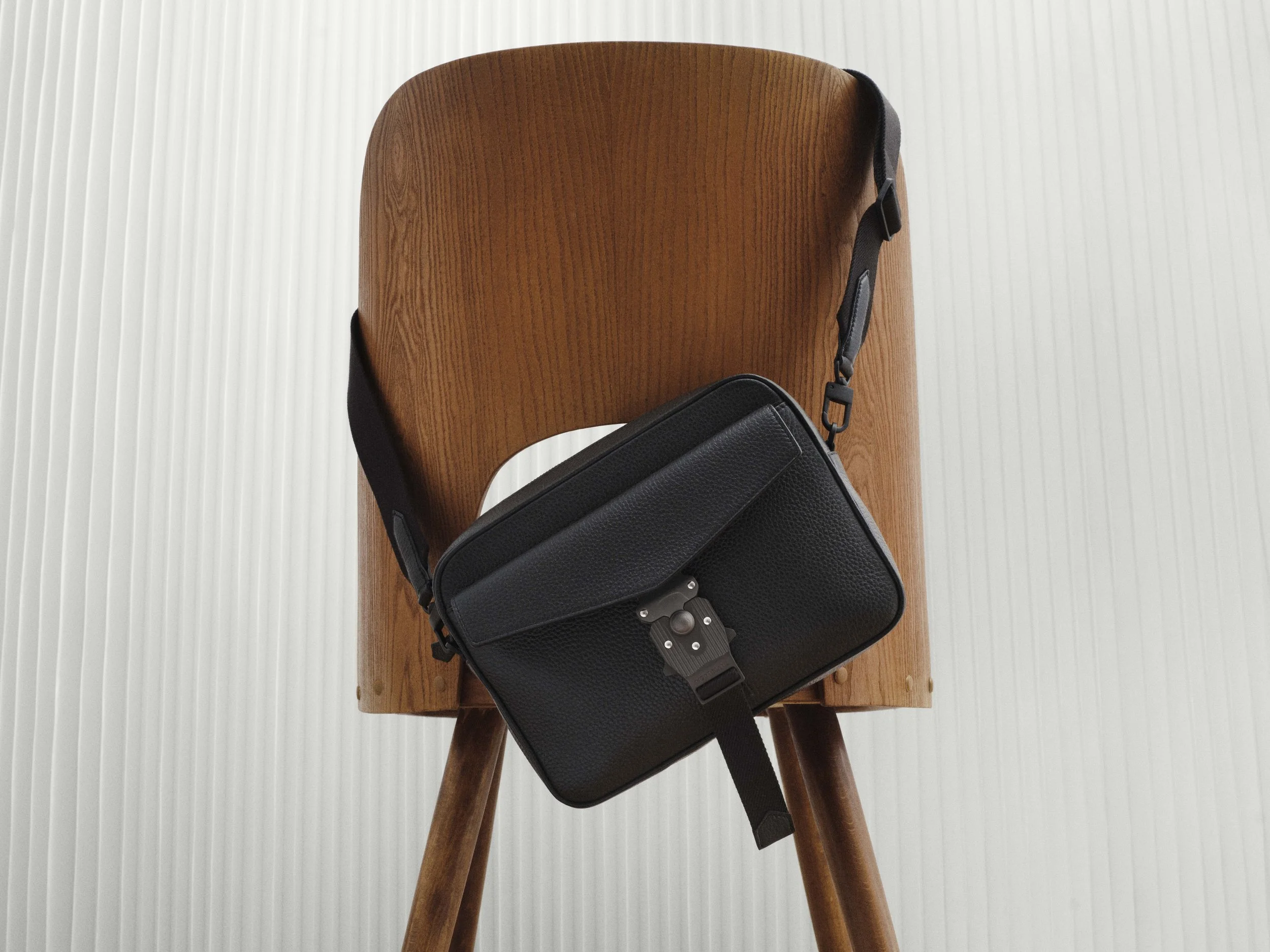 ☆新品同様☆MONTBLANC PORTABLOCCO GRANDE MONTBLANC WITH A NEW FALL/WINTER 2025 LEATHER COLLECTION — Numéro